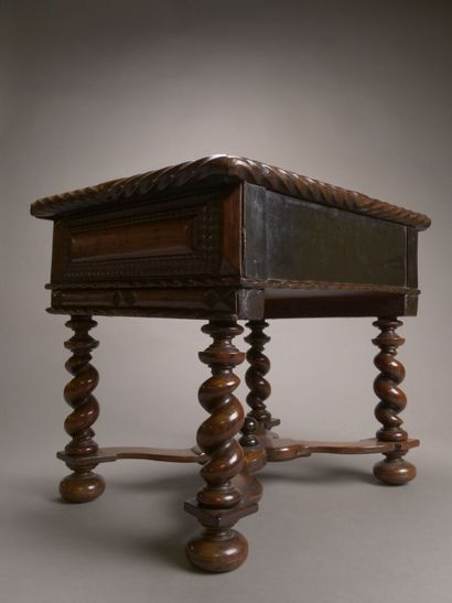 Petit bureau dit de maîtrise en palissandre...