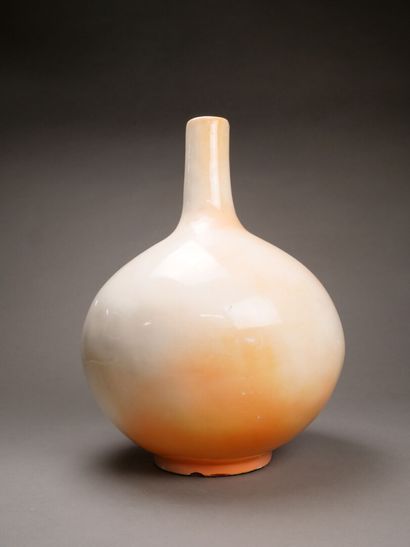 Vase boule à col étroit en céramique orangée.

H:...