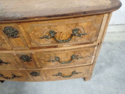 Commode à façade légèrement cintrée en bois...