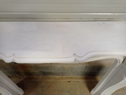 Cheminée en marbre blanc veiné.

Manteau...