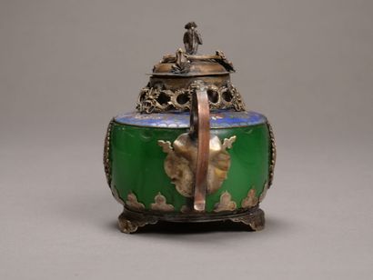 CHINE.

Petite théière en argent? et métal.

Le...