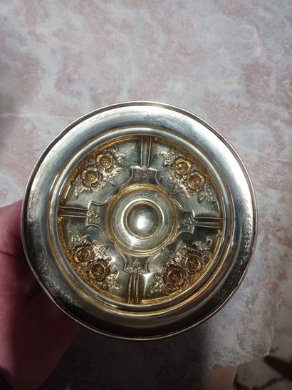 Curieux hanap maçonnique couvert en argent.

La...