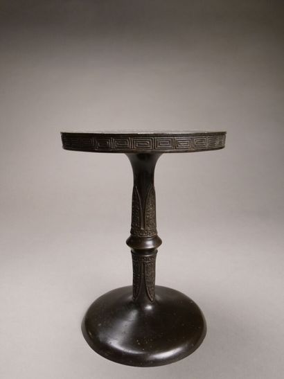CHINE.

Curieux support en bronze patiné.

Fût...