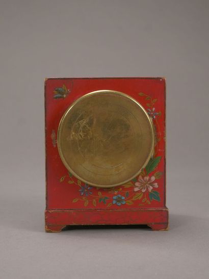 Petite pendulette en laque à décor de paysage...