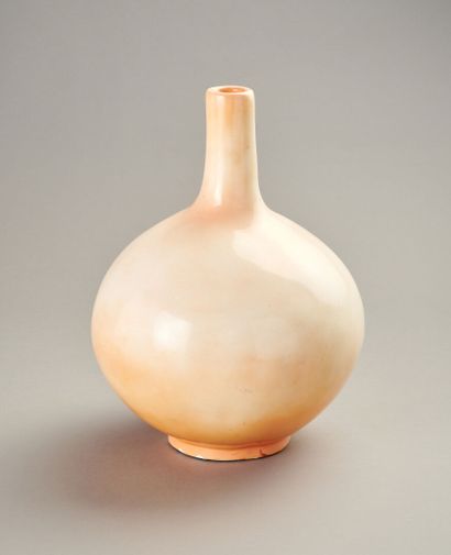 Vase boule à col étroit en céramique orangée.

H:...