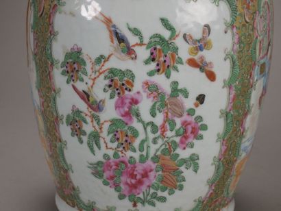 CANTON.

Paire de vases balustres en porcelaine...