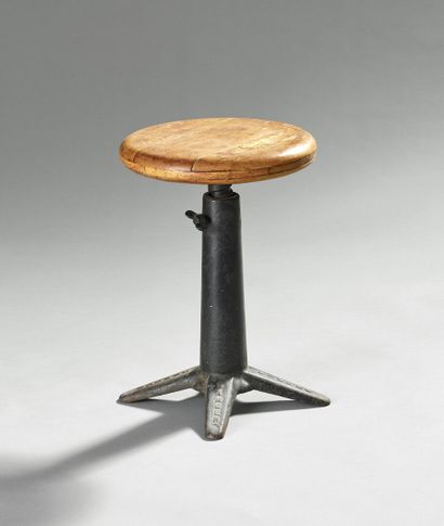 SINGER

Tabouret industriel.

Piétement en...