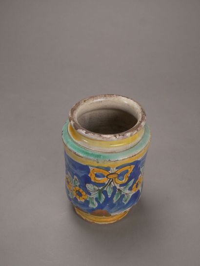 Albarel en faïence polychrome à décor de...