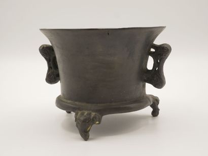 CHINE

Pot en bronze patiné, orné de deux...