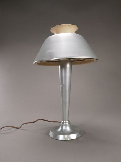 Lampe moderniste de bureau en métal nickelé...