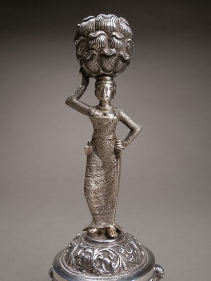 Paire de bougeoirs en bronze argenté et garnitures...