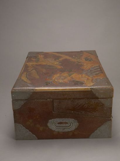 Coffret écritoire en laque à décor toute...