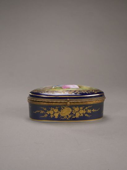 Château de Longpré.

Boîte à bijoux polylobée...