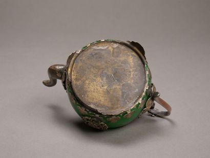 CHINE.

Petite théière en argent? et métal.

Le...