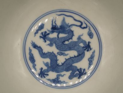 col évasé
CHINE.

Bol en porcelaine bleu-blanc,...