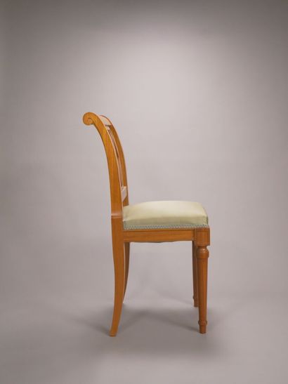 Paire de chaises en bois naturel.

Dossier...