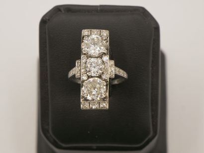 Bague en platine 850 millièmes, le centre...