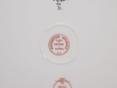 SEVRES, 1864.

Assiette en porcelaine polychrome...