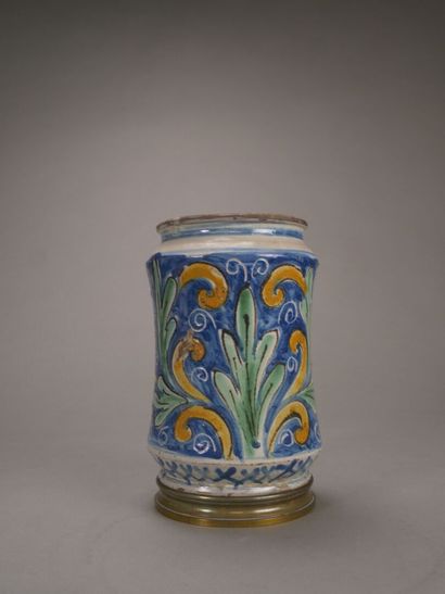 Albarello en faience polychrome, à décor...