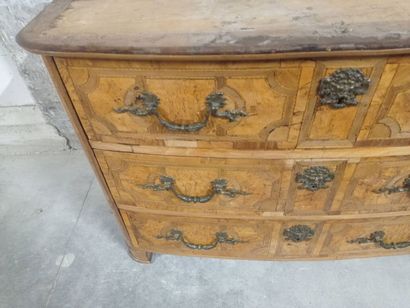 Commode à façade légèrement cintrée en bois...