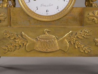 Curieuse pendule en bronze doré et ciselé...