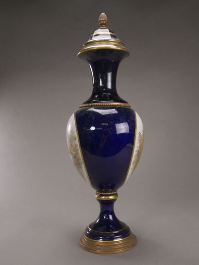 Sèvres, dans le style de.

Vase balustre...
