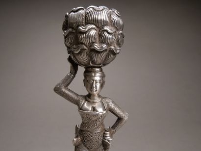 Paire de bougeoirs en bronze argenté et garnitures...