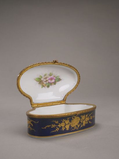 Château de Longpré.

Boîte à bijoux polylobée...