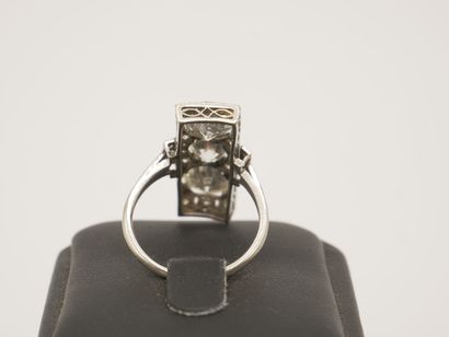 Bague en platine 850 millièmes, le centre...