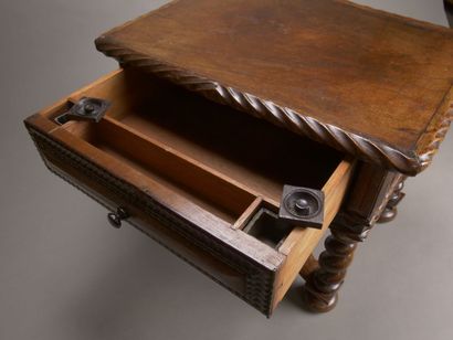 Petit bureau dit de maîtrise en palissandre...