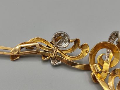 Collier draperie en or jaune 750°° semi articulé...
