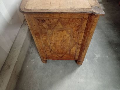 Commode à façade légèrement cintrée en bois...