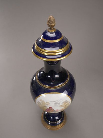 Sèvres, dans le style de.

Vase balustre...