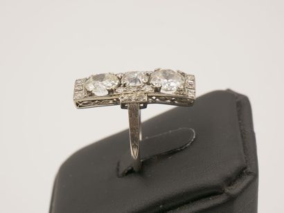 Bague en platine 850 millièmes, le centre...