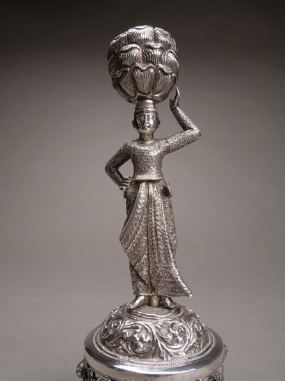 Paire de bougeoirs en bronze argenté et garnitures...