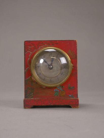 Petite pendulette en laque à décor de paysage...