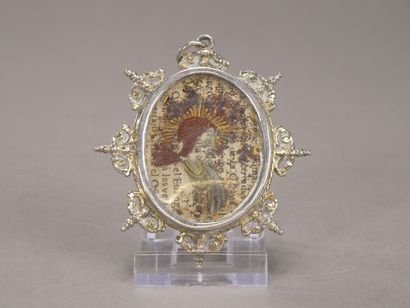 Pendentif formant médaillon en métal doré.

Décor...