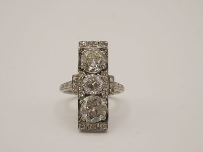 Bague en platine 850 millièmes, le centre...