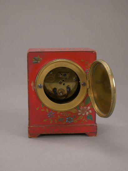 Petite pendulette en laque à décor de paysage...