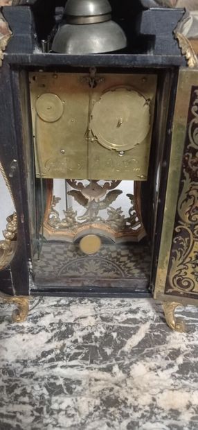 Cartel à poser de forme violonée en écailles...