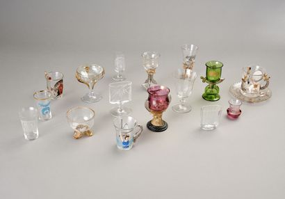 Réunion de 15 verres en verre de couleur...