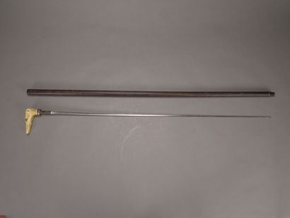 Canne épée, pommeau façon ivoire figurant...