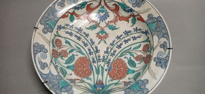 IZNIK, dans le style de

Important plat en...