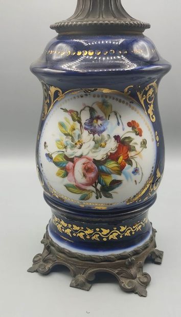 BAYEUX

Lampe à pétrole en porcelaine bleu...