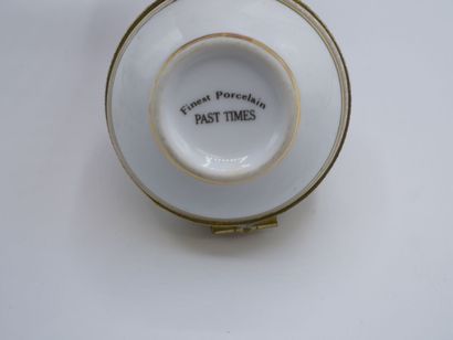 Boîte montre façon bobonnière en porcelaine...