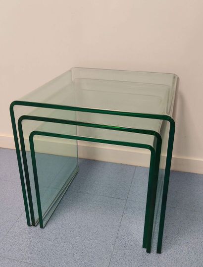 Trois tables gigognes en verre plié. 

Travail...