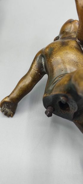Deux éléments décoratifs figurant des angelots.

L'un...
