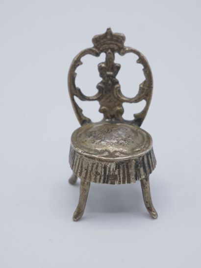 Fauteuil miniature en argent au dossier avec...