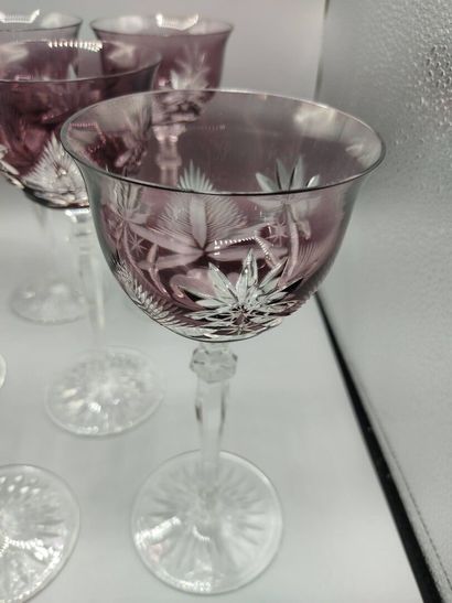 12 verres à pieds en cristal taillé de couleur...