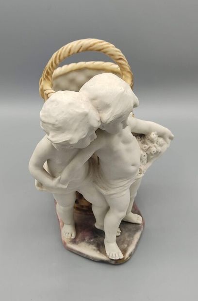AMPHORA.

Bouquetière en biscuit et porcelaine...